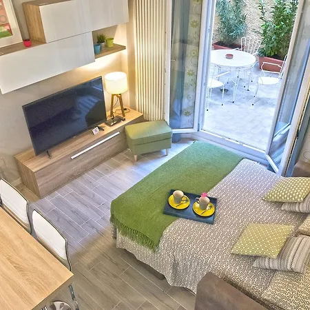 Central , Immaculate, Garden And Free Bike *